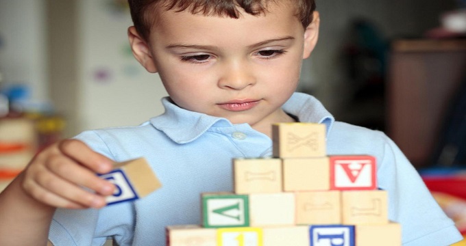 دوزبانه بودن به کودکان مبتلا به اوتیسم کمک می‌کند
