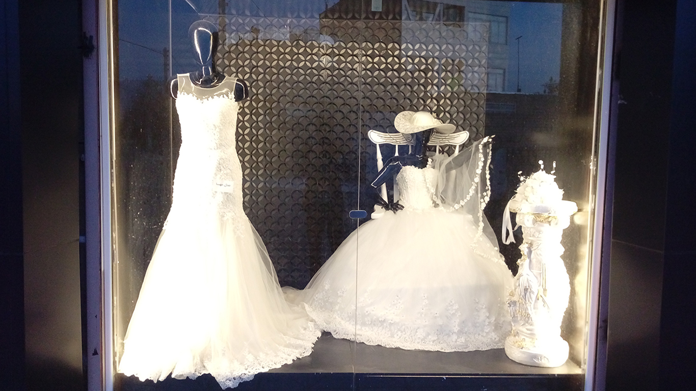 نمای خارجی گالری لباس عروس و نامزدی روناک کاشمر