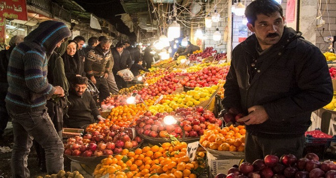 ویترین نشینیِ انار، پرتقال و گوجه‌فرنگی در بازار میوه