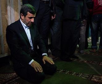 احمدی نژاد نماز عشق نشسته