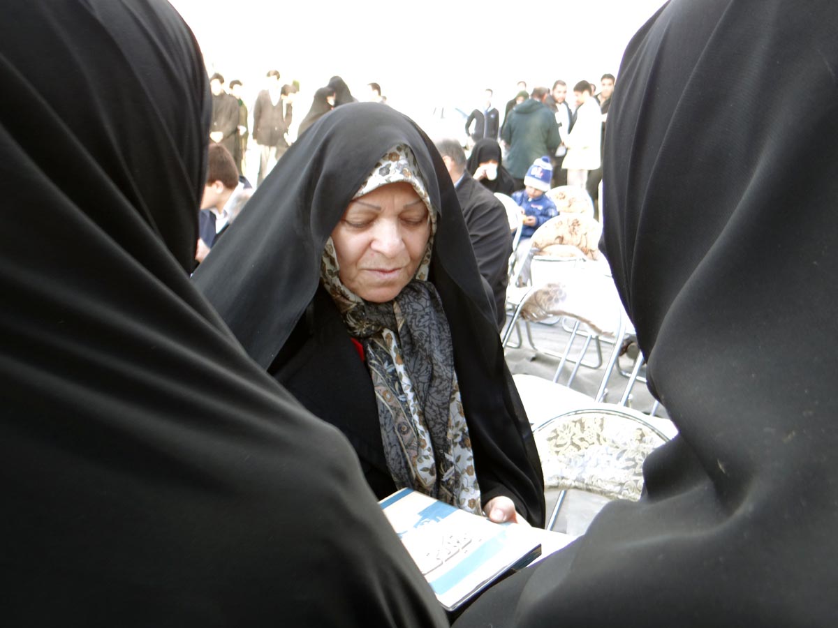 مادر شهید ایزدپناه در حال اهدای نرم افزار این تویی که هستی به حاضرین