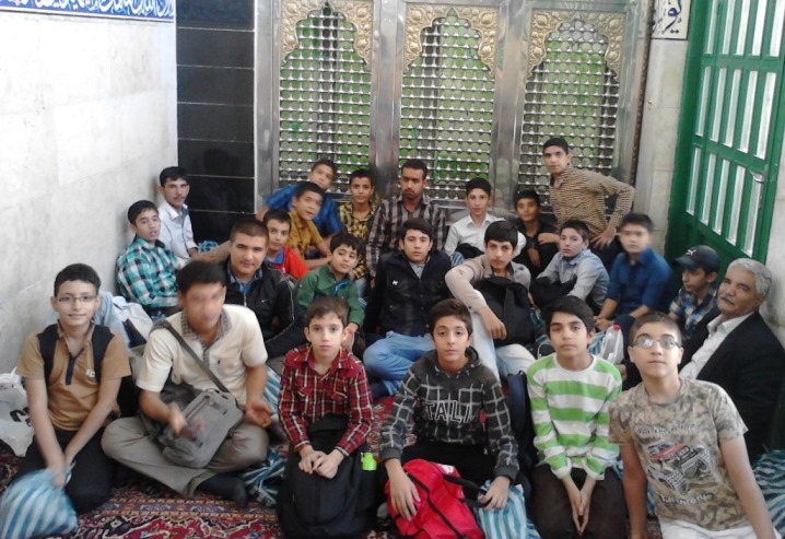عکس یادگاری بچه های مسجد جواد الائمه در امام زاده داوود