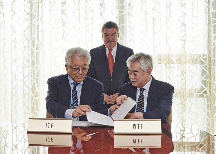 امضاء تفاهم نامه تاریخی بین ITF و WTF در خلال بازی های اُلمپیک جوانان نانجینگ چین با حضور دکتر توماس باک ریاست IOC