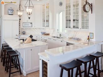 آشپزخانه با دکوراسیون سفید