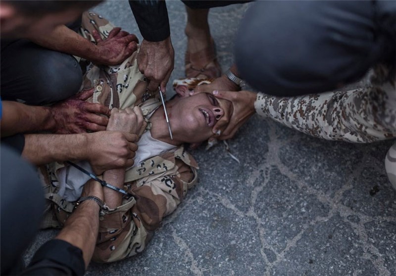 "القاعده در حال ذبح فردی در حلب" عکاس اعلام کرده است که خانواده این مرد شاهد این لحظه بوده اند. 