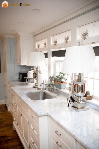 آشپزخانه با دکوراسیون سفید