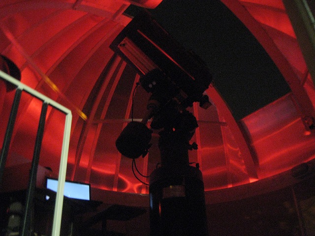 رصدخانه هلال نو زرقان در شب