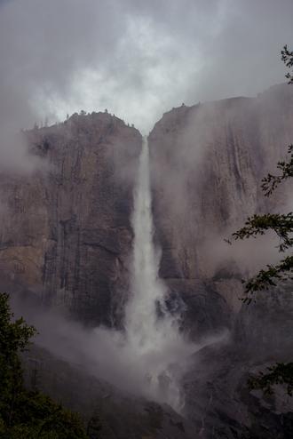 آبشار در یک روز مه آلود