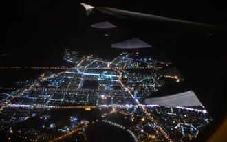شهر در شب از داخل هواپیما