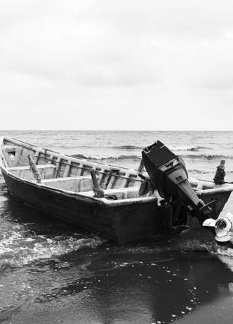 والپیپر سیاه و سفید قایق ماهیگیری در دریای شمال