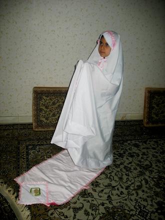عکس زیبایی از خواهر عزیزم در حال قنوت در روز جشن تکلیف