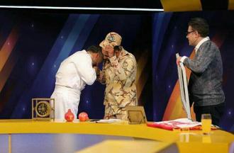 بوسیدن دست سرباز توسط امیر سیاری در برنامه زنده