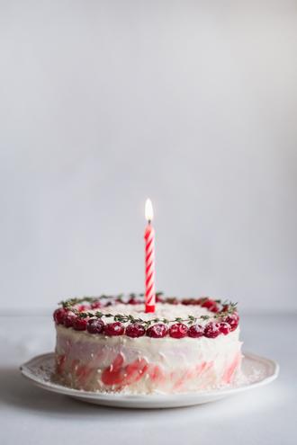 عکس والپیپر موبایل کیک تولد با شمع روشن