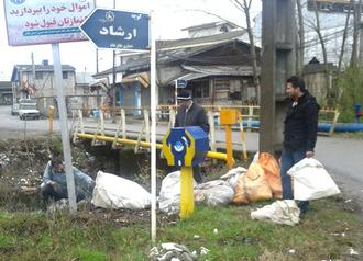 مسئولین شورا در حال جمع آوری زباله از حاشیه رودخانه چاپارخانه