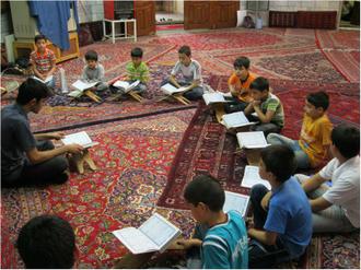 کلاس آموزش اسلام و قرآن در مسجد برای کودکان