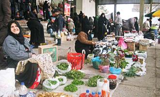 زنان دستفروش در شنبه بازار بندرانزلی