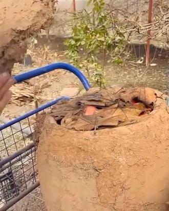 انارها را در قالب ظرف بزرگ رسی میگذارند و در فصل زمستان آن را استفاده میکنند کنگینه انار