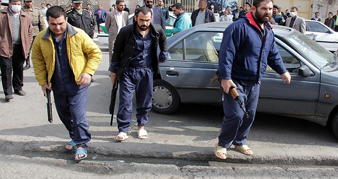 عکس/ بازسازی صحنه حمله مسلحانه اراذل و اوباش در مشهد