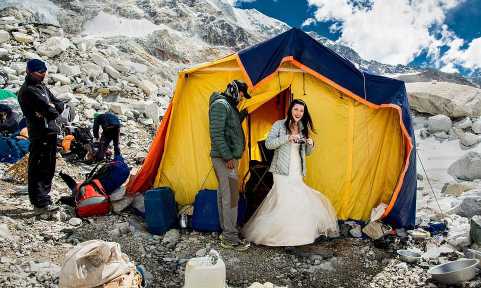زوج جوان در قله اورست ازدواج کردند2
