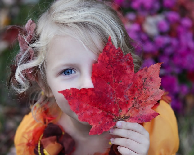 ژست عکس دخترانه با برگ پاییز برای پروفایل
