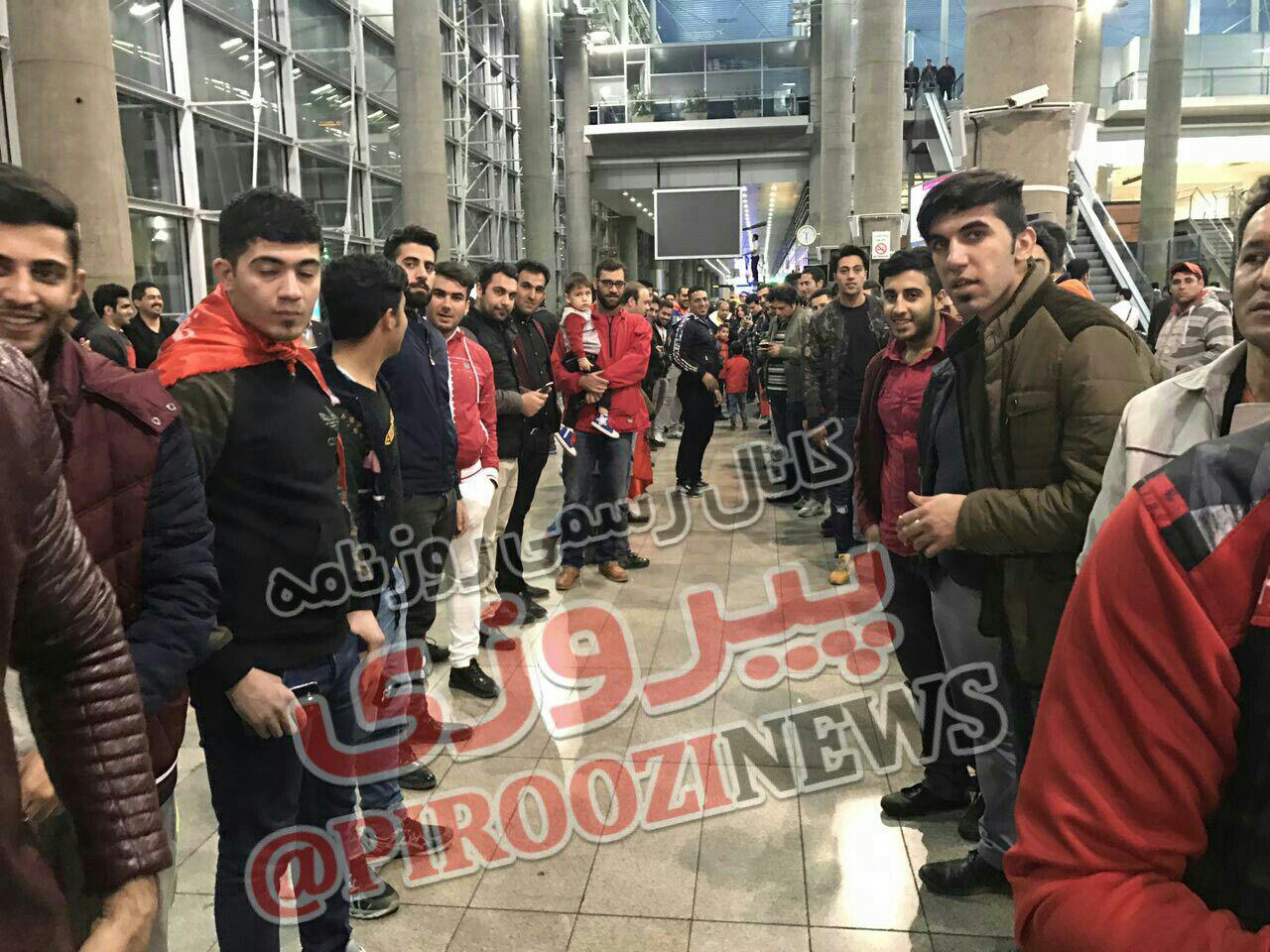 گزارش تصویری از حضور هواداران در فرودگاه امام