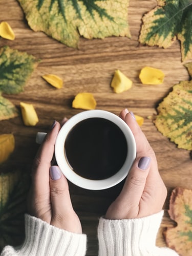 عکس فنجان چایی داغ در پاییز برای استوری