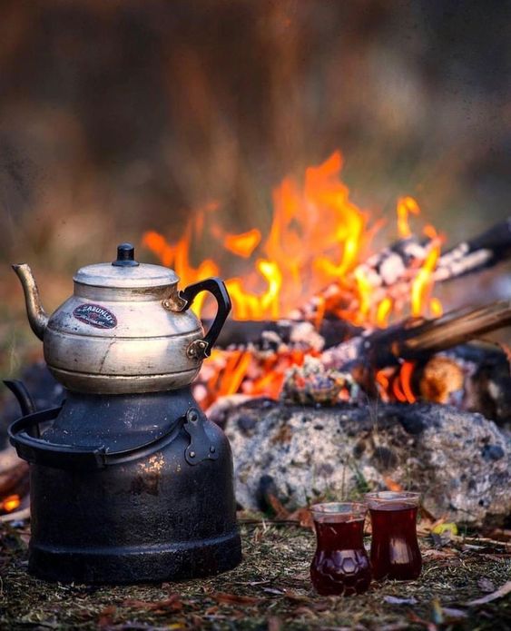 عکس کتری و فنجان چایی در پاییز برای استوری اینستاگرام