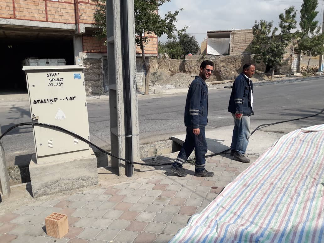 اجرای عملیات تیرگذاری و کابل کشی برق خیابان حافظ