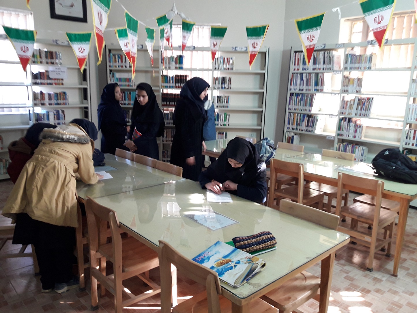 بازدید دانش آموزان پایه هفتم مدرسه حضرت معصومه(س) از کتابخانه به مناسبت دهه فجر