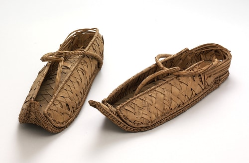 نمونه از کفش های مردم باستان