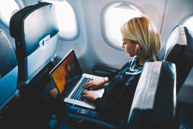 لوازم ضروری سفر با هواپیما: لپ تاپ