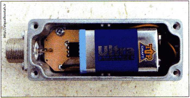 فیبر مدار چاپی و باتری 9 ولتی در یک جعبه از جنس آلومینیوم ریختگی نصب می شود
