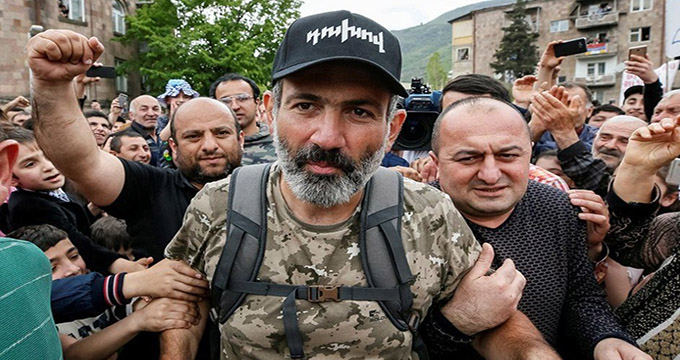 هجوم معترضان ارمنستانی به ساختمان‌های دولتی