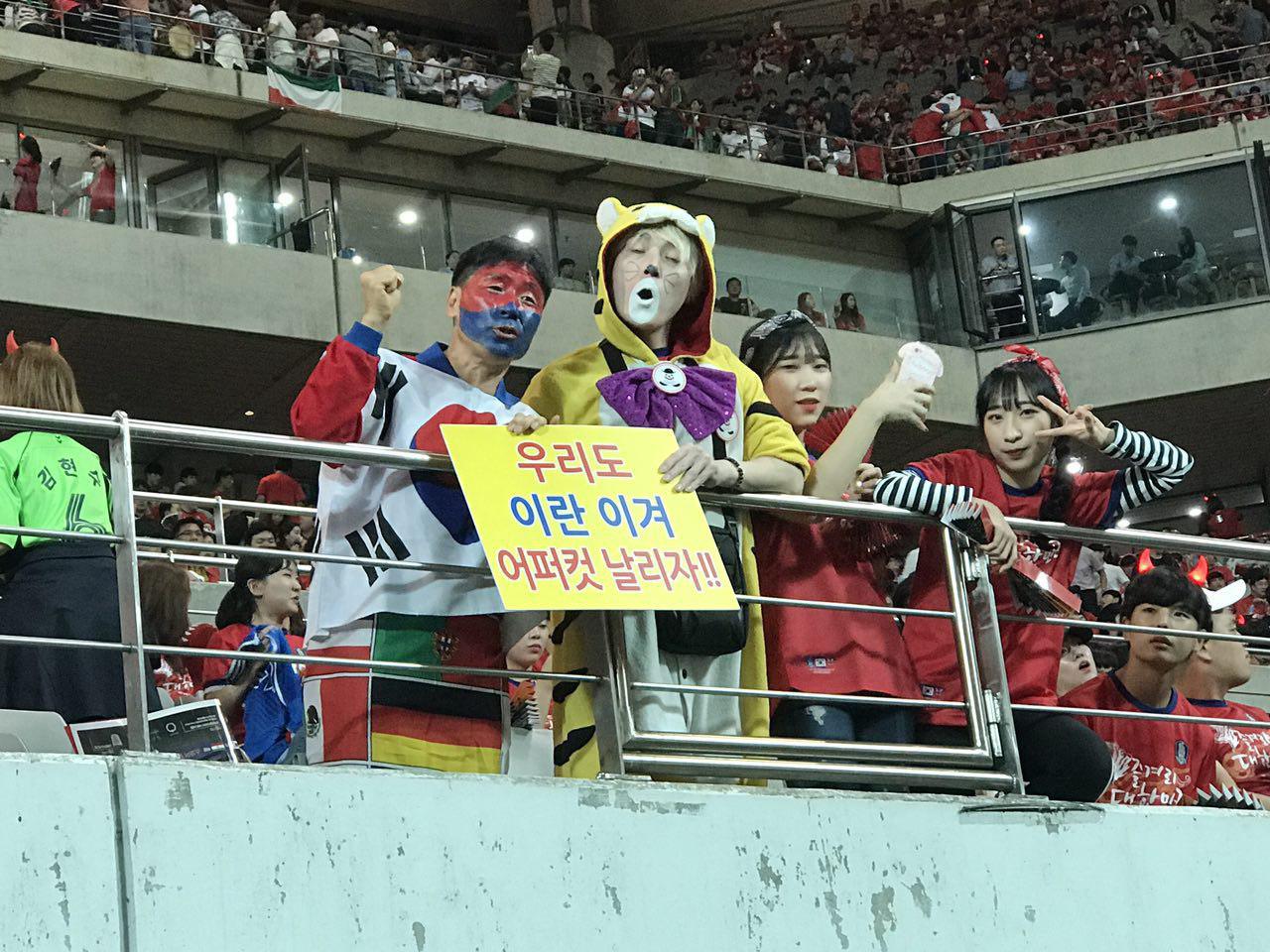 چهره عجیب تماشاگران کره ای در ورزشگاه سئول(عکس)