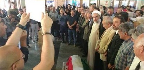 پرچم بدون آرم ایران بر روی تابوت امیر انتظام