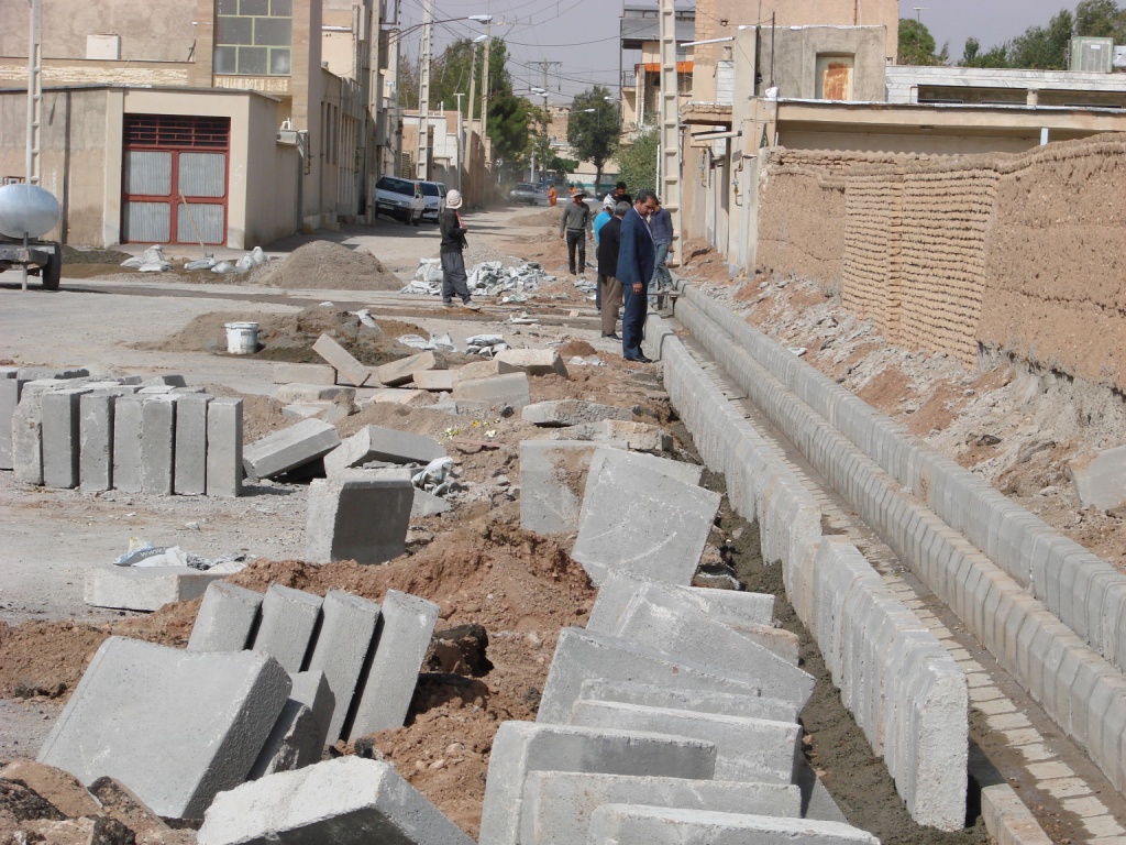 ادامه عملیات اصلاح کانال دفع آبهای سطحی خیابان سعدی