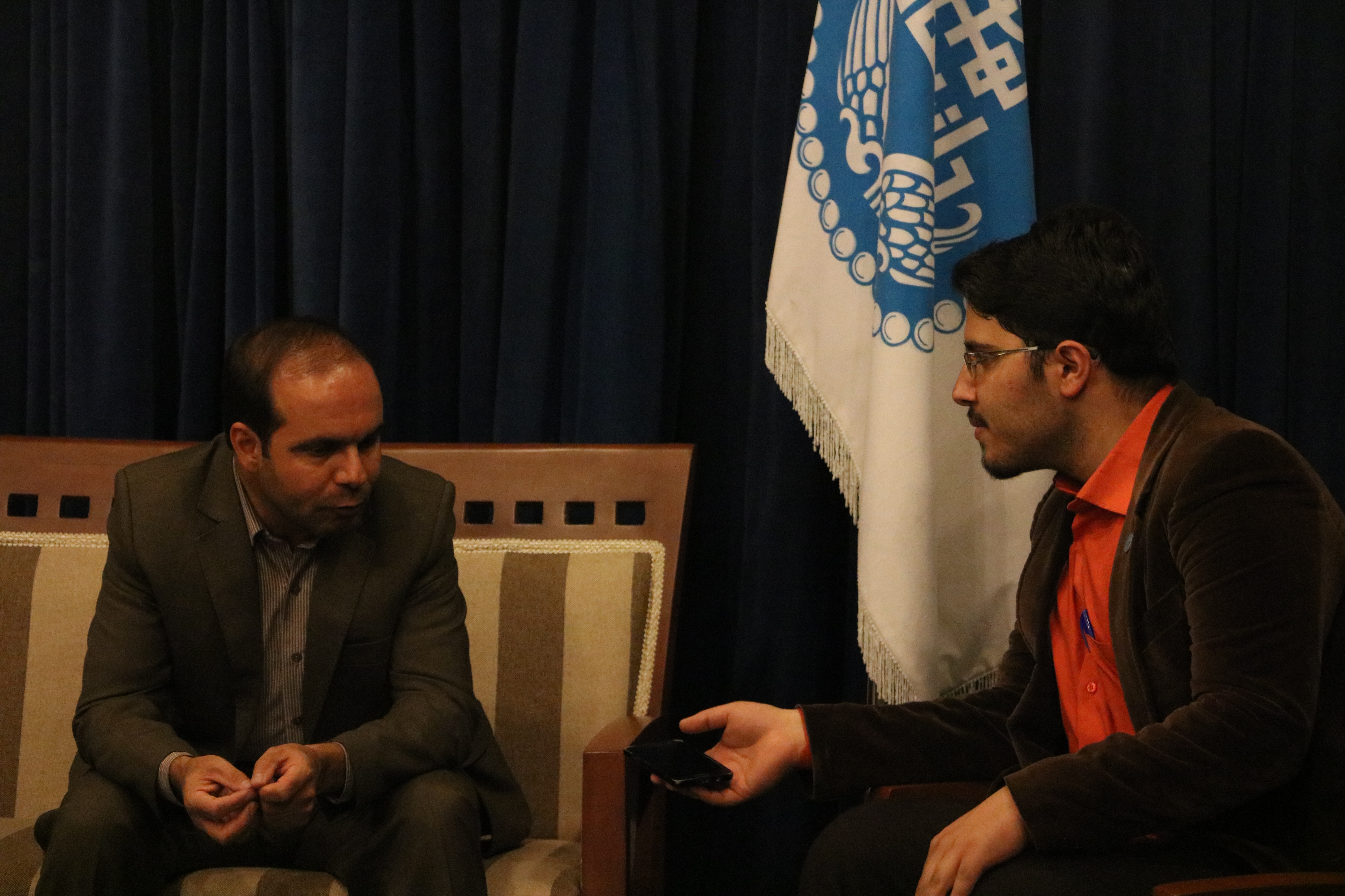 علیرضا صبا در حال مصاحبه با دکتر محمدعلی زارع چاهوکی