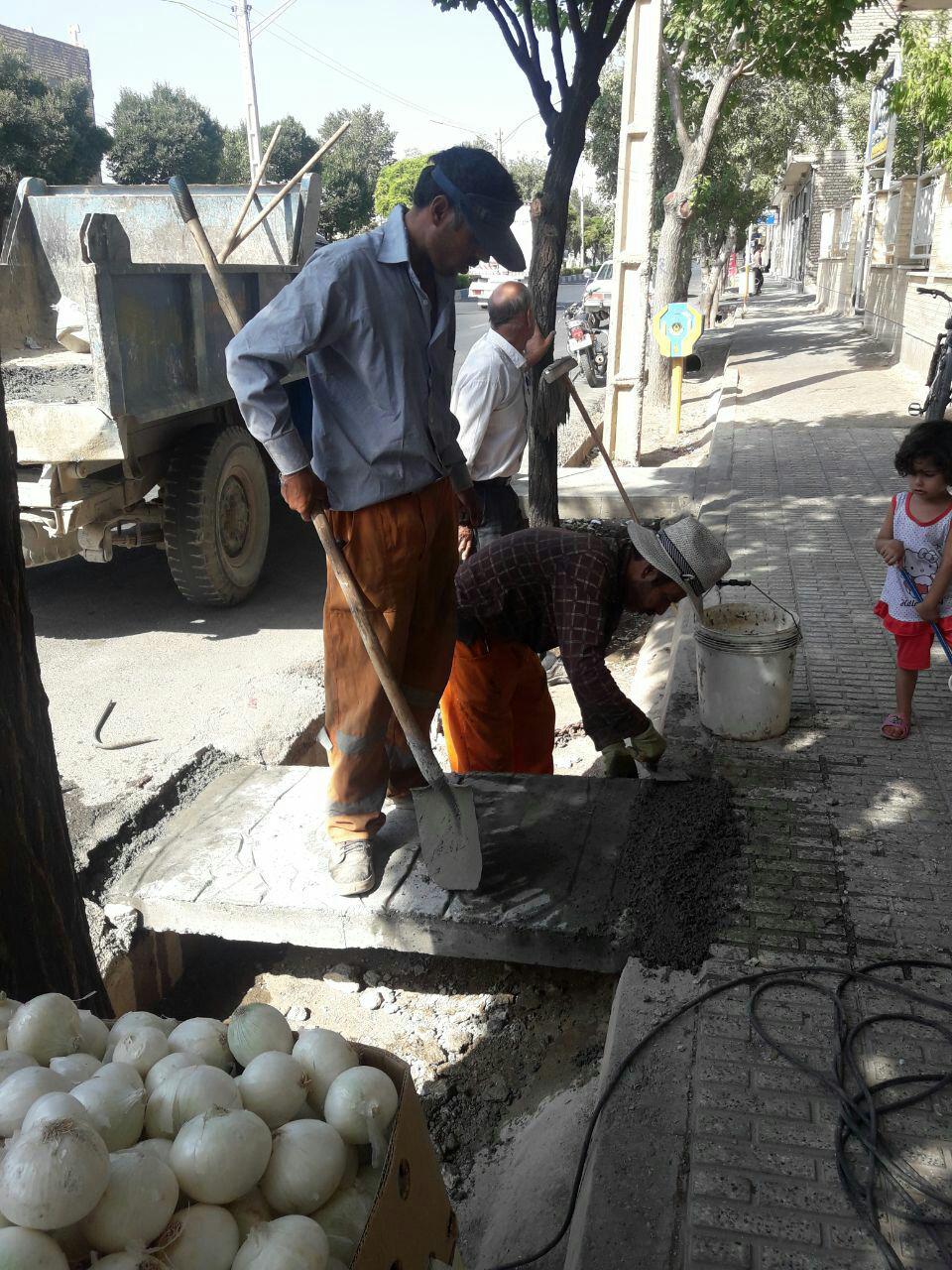 نصب یک پل دربلوار شهید بهشتی توسط کارگران خدوم شهرداری 97/5/13