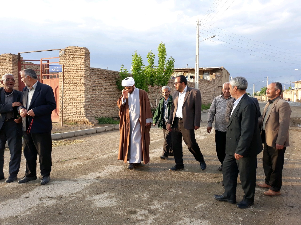 حضور بخشدار محترم مرکزی در روستای حسام آباد به اتفاق دهیار و اعضای شورای روستا و روحانی محترم