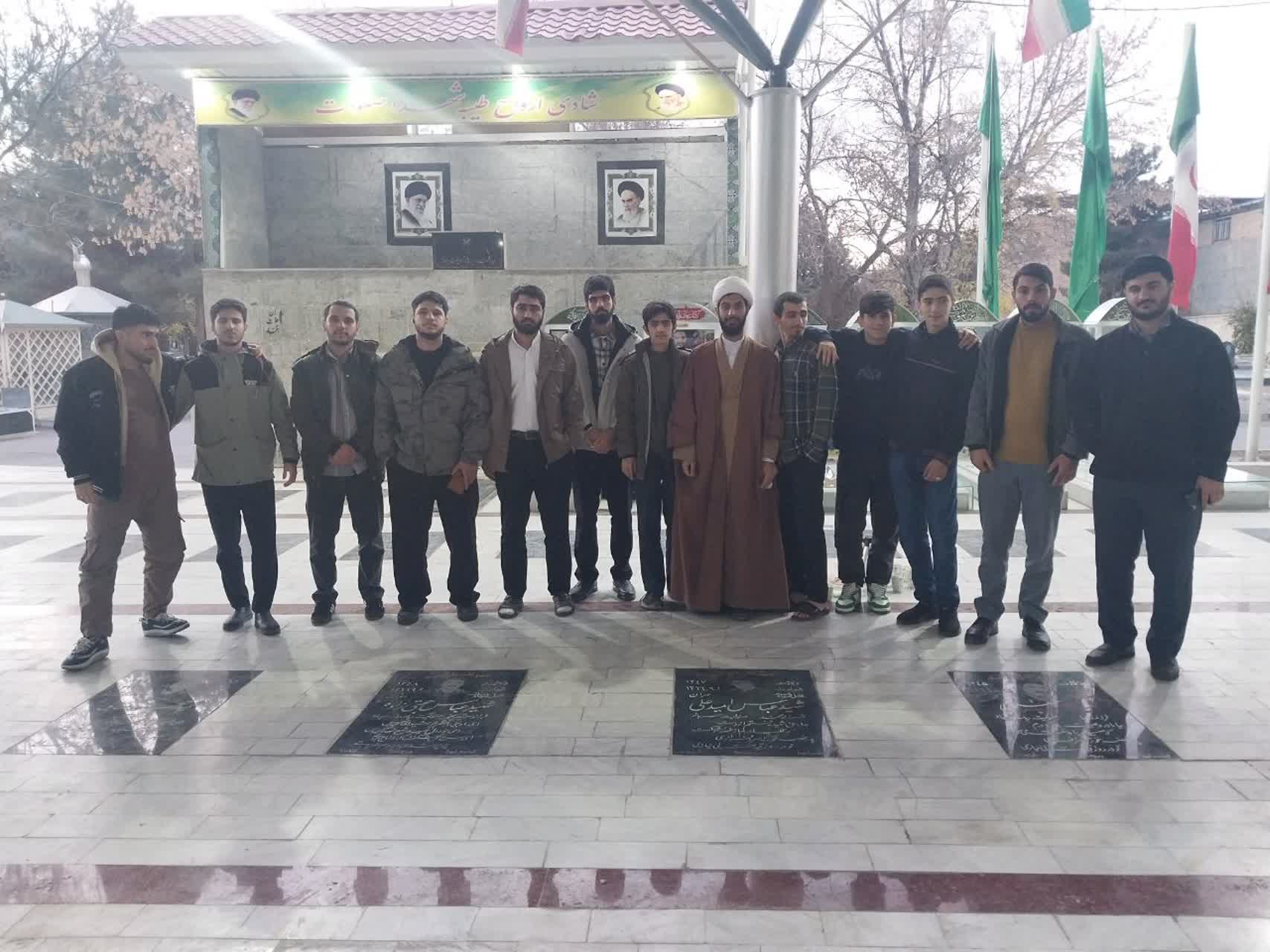 جوانان ق تنی بروجرد در زیارت مزار شهدا ۱۴۰۴