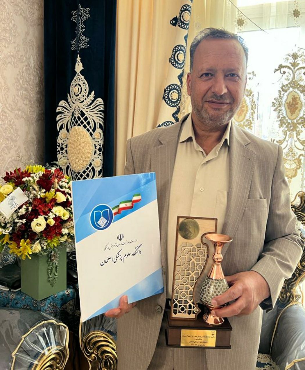 پیام تبریک شهردار به مناسبت انتخاب دکتر محمدرضا روستا به عنوان پزشک نمونه استان