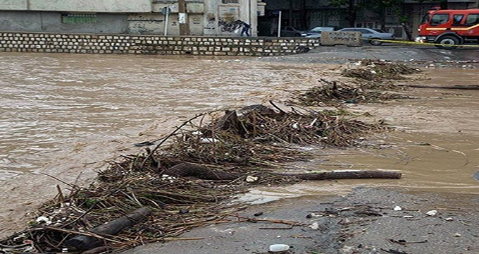 بارش باران و جاری شدن سیلاب در خیابان‌های خرم‌آباد