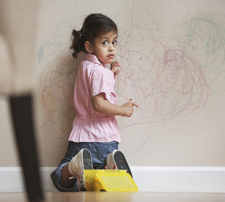 چرا کودکان نقاشی روی دیوار را دوست دارند؟