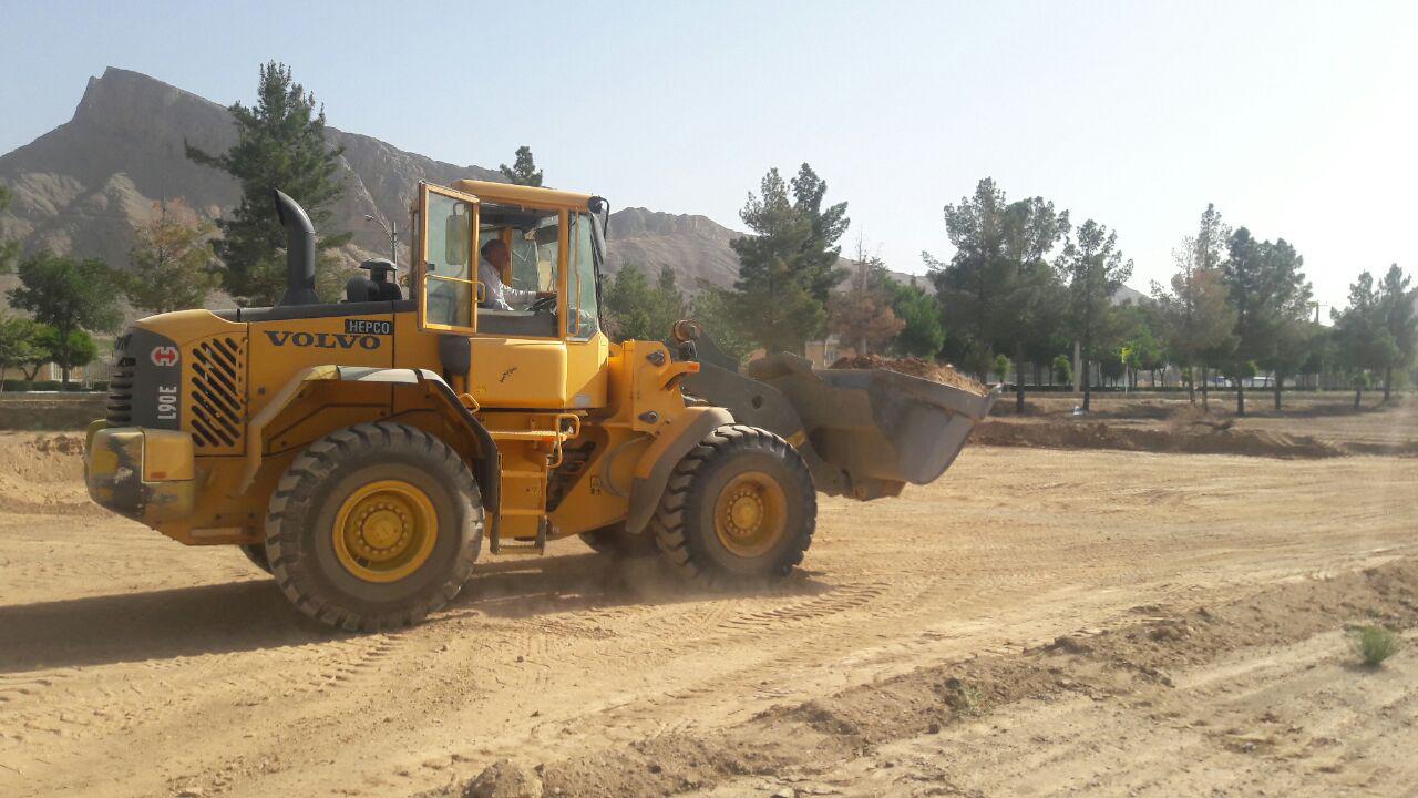 عملیات خاکبرداری و تسطیح جهت انجام ادامه پروژه پارک سازی در محل پارک خلیج فارس توسط واحد خدمات شهرداری علویجه