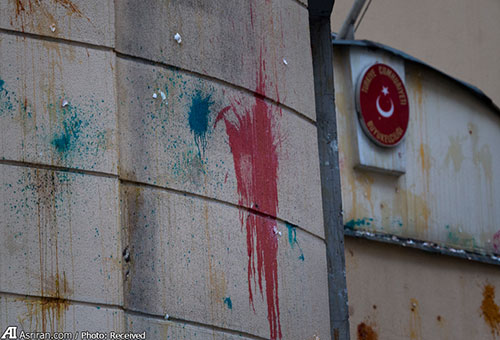 عکس های حمله مردم معترض روسیه به سفارت ترکیه در مسکو