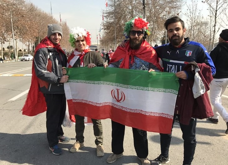 پرسپولیسی ها با پرچم ایران در ورزشگاه آزادی