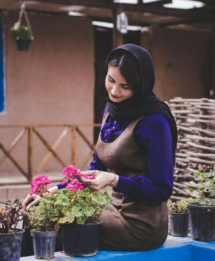 فرقی نمی کند  جمعه باشد یا نباشد  برای من هر روز  همه چیز تعطیل است  غیر از دوست داشتنِ تو