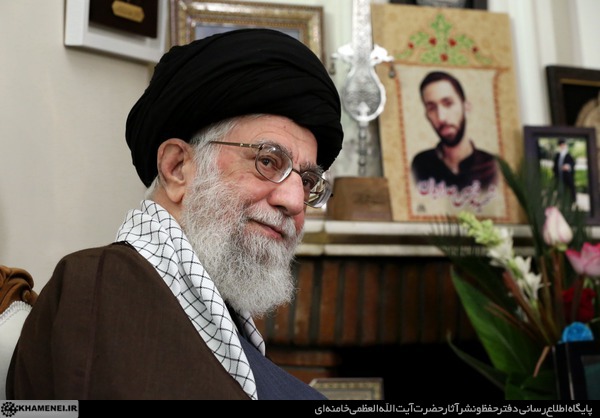 حضور رهبر معظم انقلاب اسلامی در خانه شهید محمدسعید حدادیان