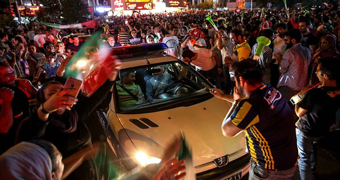عکس/ شادمانی مردم و پلیس در پیروزی تیم ملی ایران مقابل مراکش