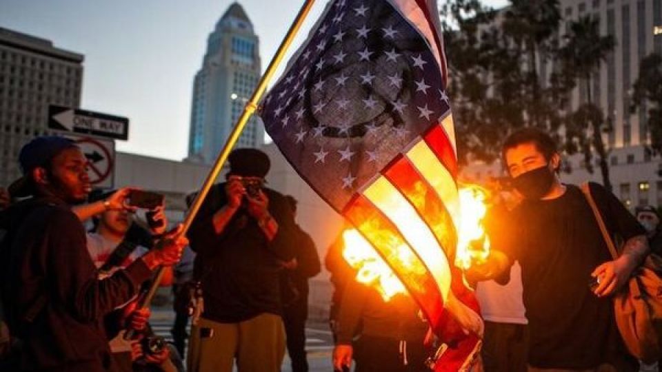 آتش زدن پرچم آمریکا از یک دعوای سیاسی تا یک آرمان بین المللی
